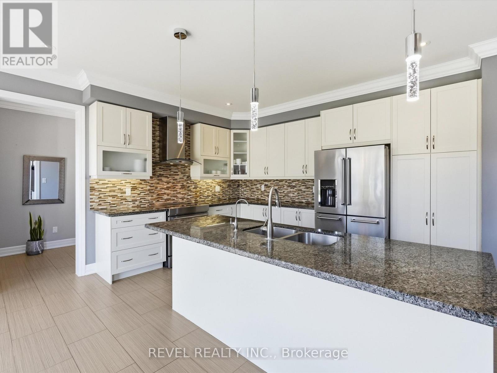 17 Mount Crescent, Essa, ON - Indoor Photo Showing Kitchen With Double Sink With Upgraded Kitchen