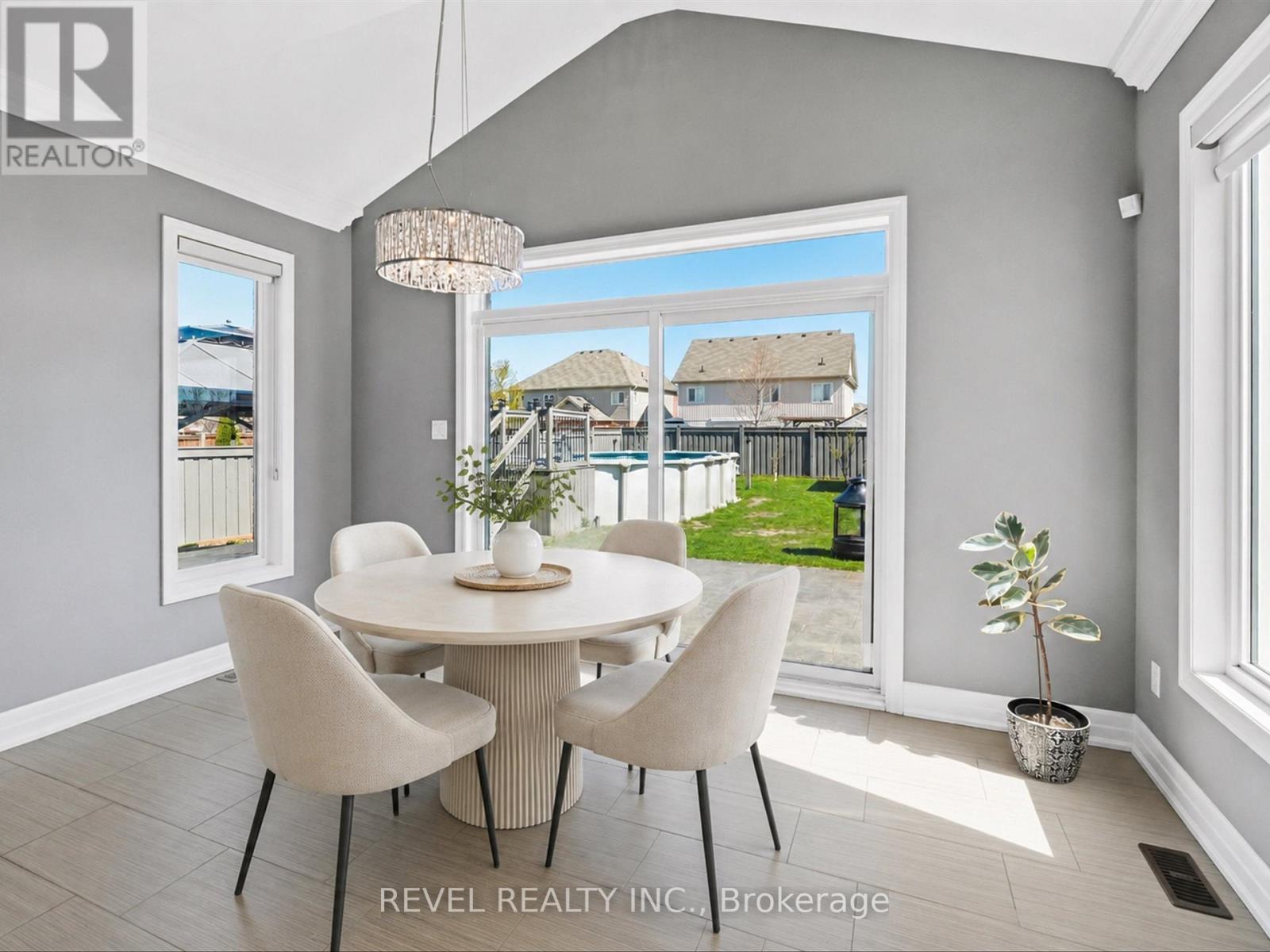 17 Mount Crescent, Essa, ON - Indoor Photo Showing Dining Room