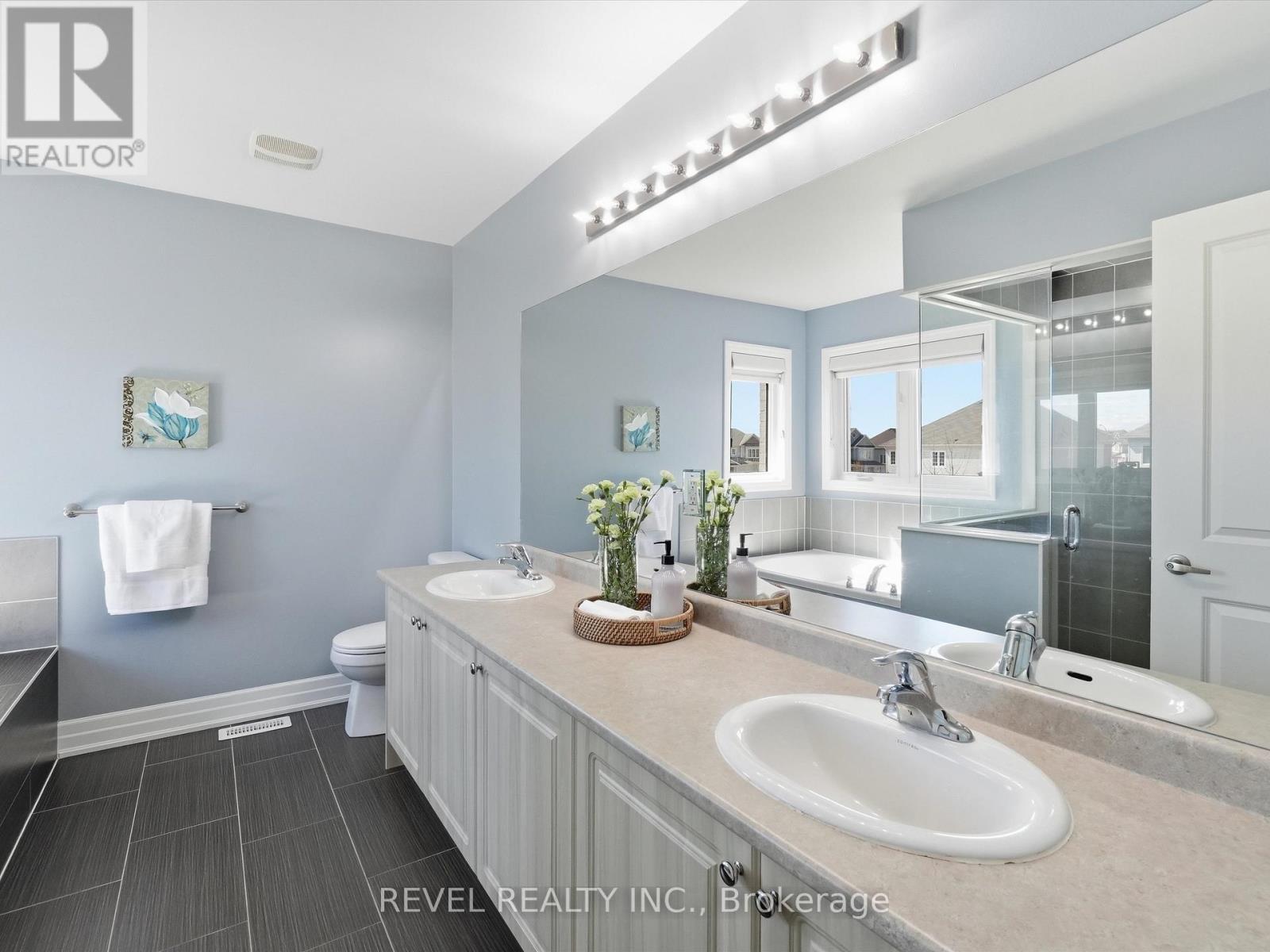 17 Mount Crescent, Essa, ON - Indoor Photo Showing Bathroom