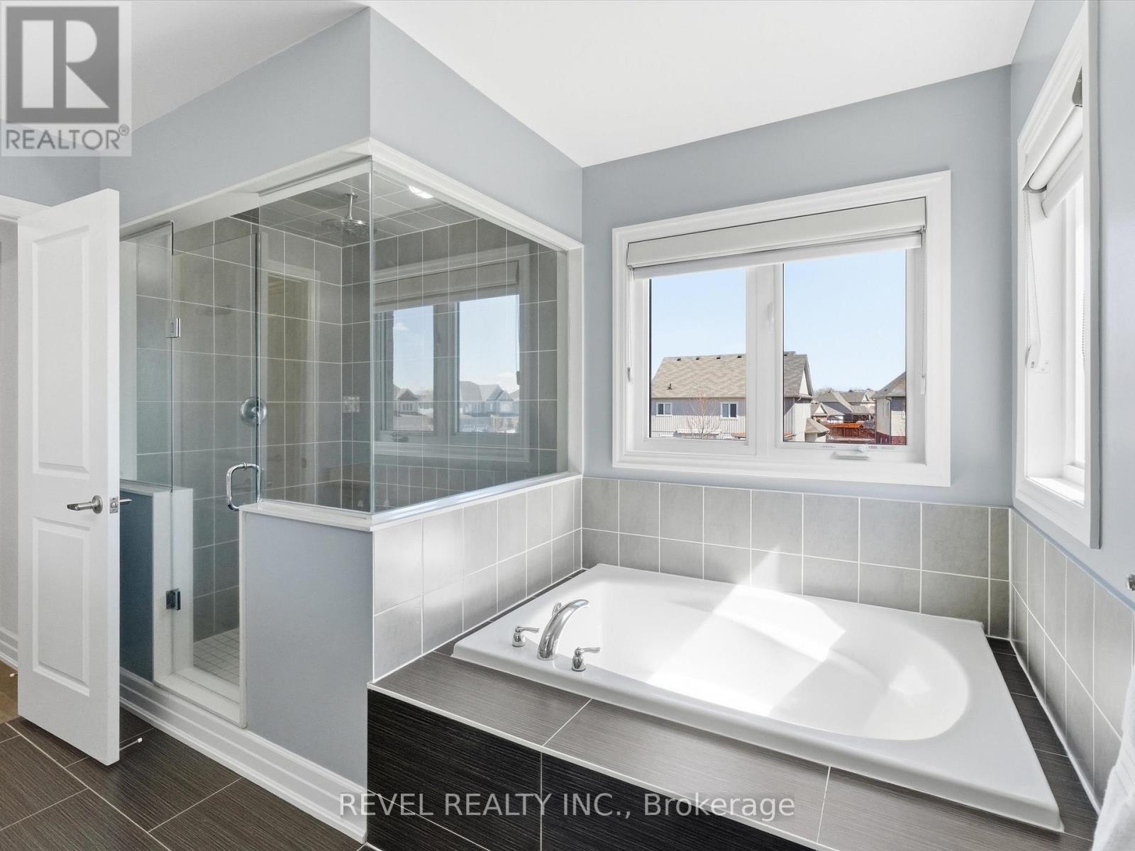 17 Mount Crescent, Essa, ON - Indoor Photo Showing Bathroom