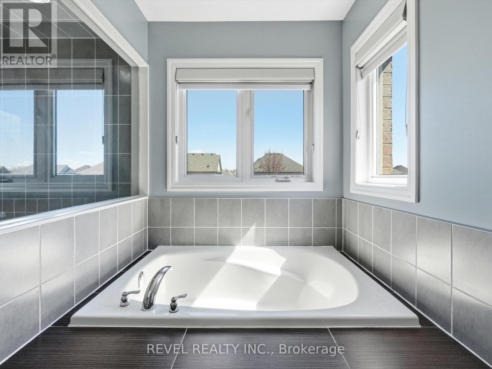 17 Mount Crescent, Essa, ON - Indoor Photo Showing Bathroom