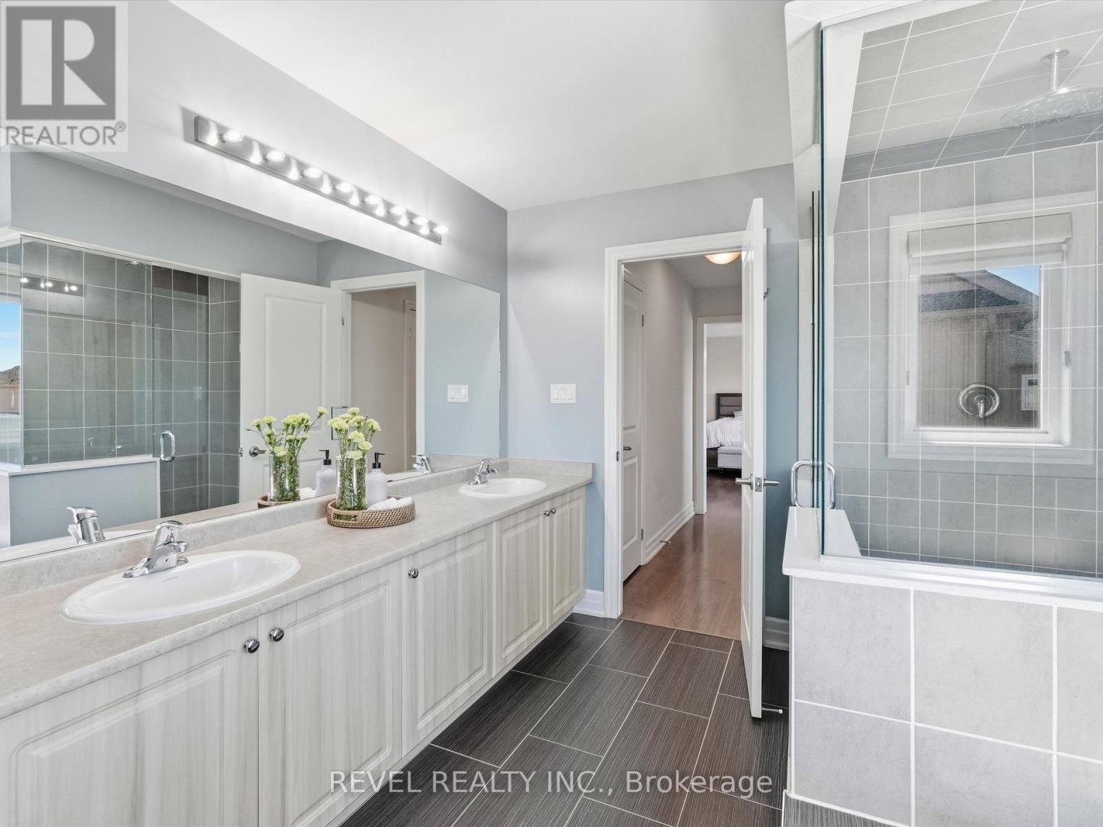 17 Mount Crescent, Essa, ON - Indoor Photo Showing Bathroom