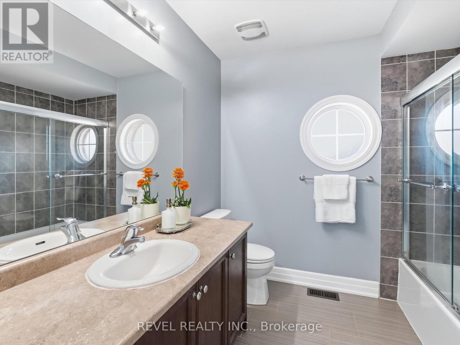 17 Mount Crescent, Essa, ON - Indoor Photo Showing Bathroom