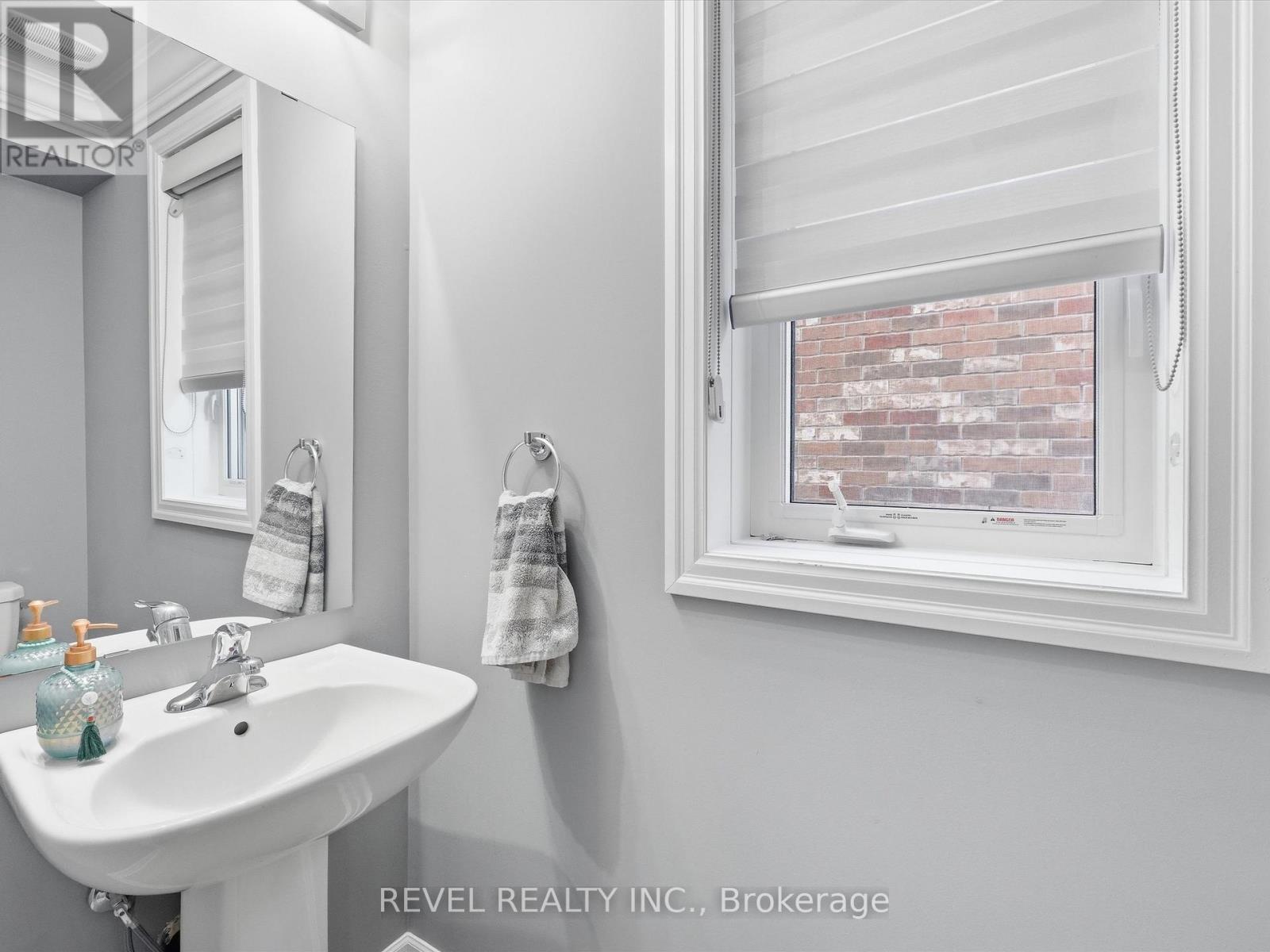 17 Mount Crescent, Essa, ON - Indoor Photo Showing Bathroom
