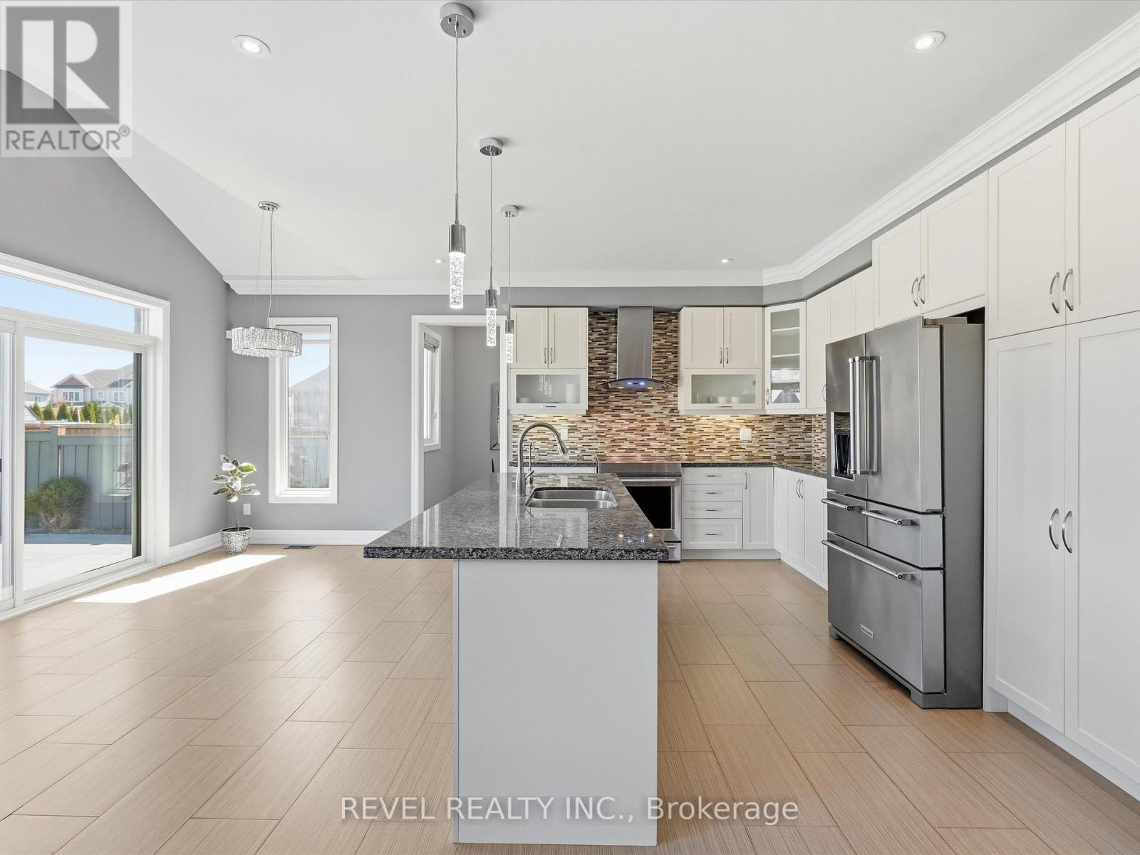 17 Mount Crescent, Essa, ON - Indoor Photo Showing Kitchen With Double Sink With Upgraded Kitchen