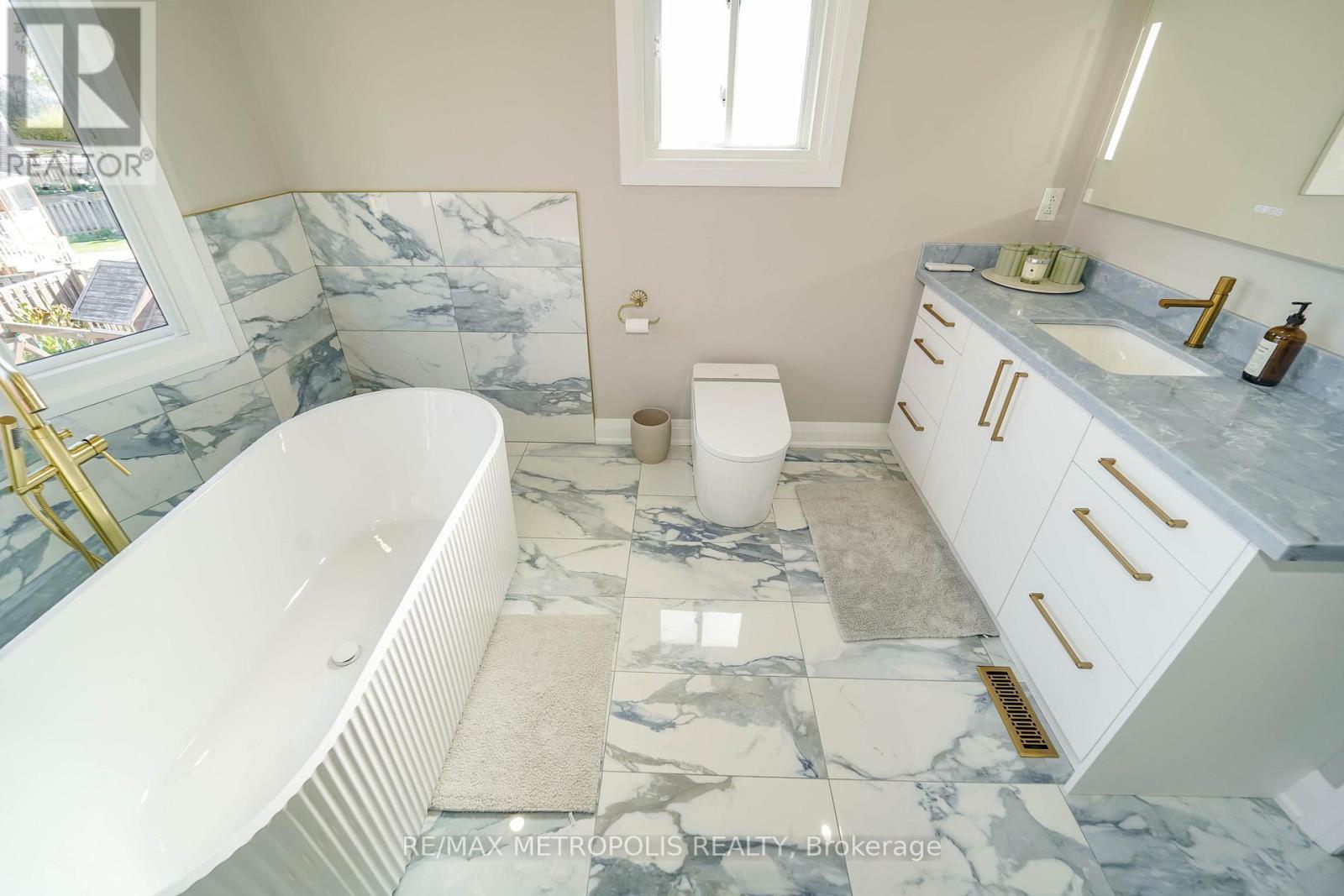 On Suite Bathroom - 4392 Grassland Crescent, Mississauga, ON - Indoor Photo Showing Bathroom