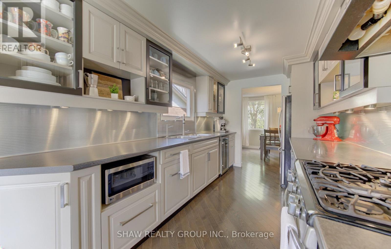 108 Clearwater Crescent, Waterloo, ON - Indoor Photo Showing Kitchen With Upgraded Kitchen