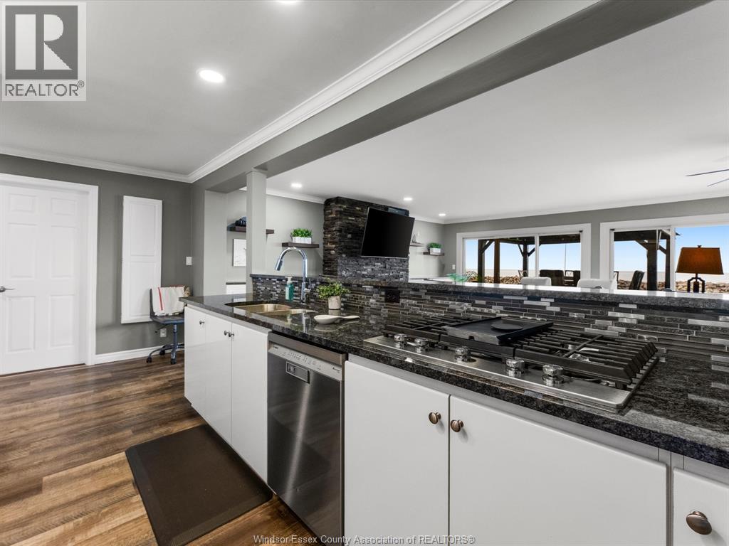 19050 Peninsula Street, Lakeshore, ON - Indoor Photo Showing Kitchen With Upgraded Kitchen