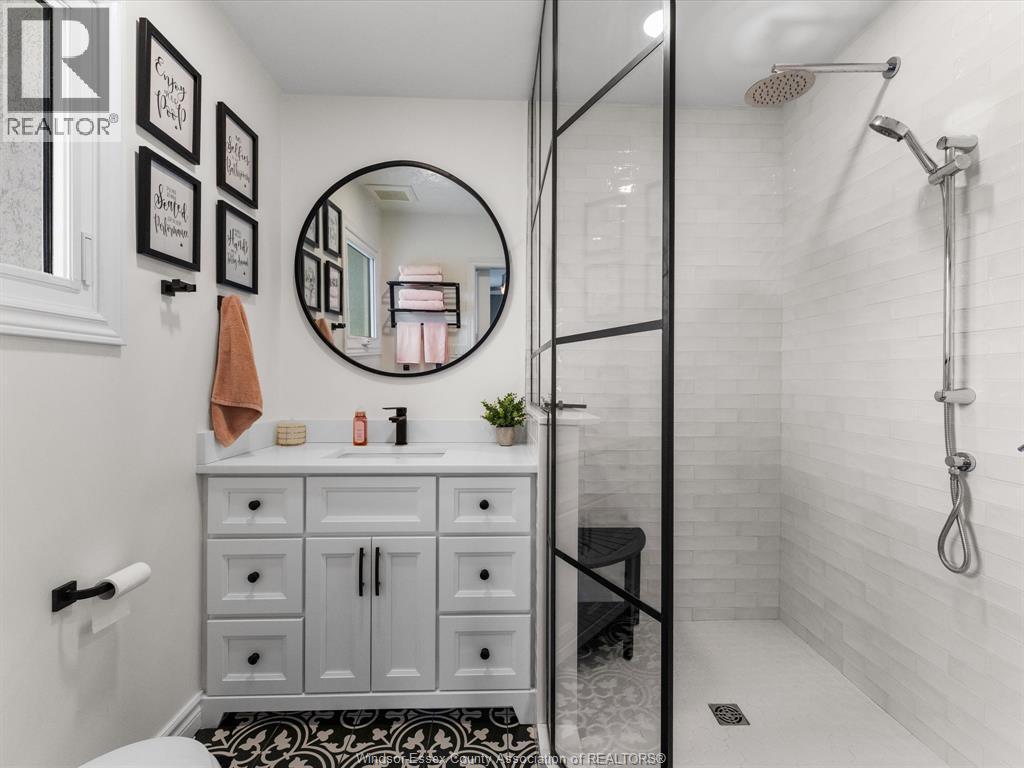 19050 Peninsula Street, Lakeshore, ON - Indoor Photo Showing Bathroom