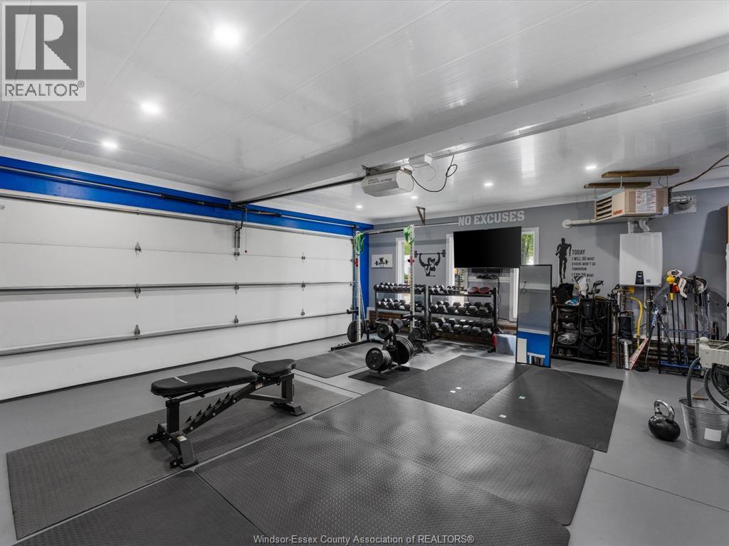 19050 Peninsula Street, Lakeshore, ON - Indoor Photo Showing Garage