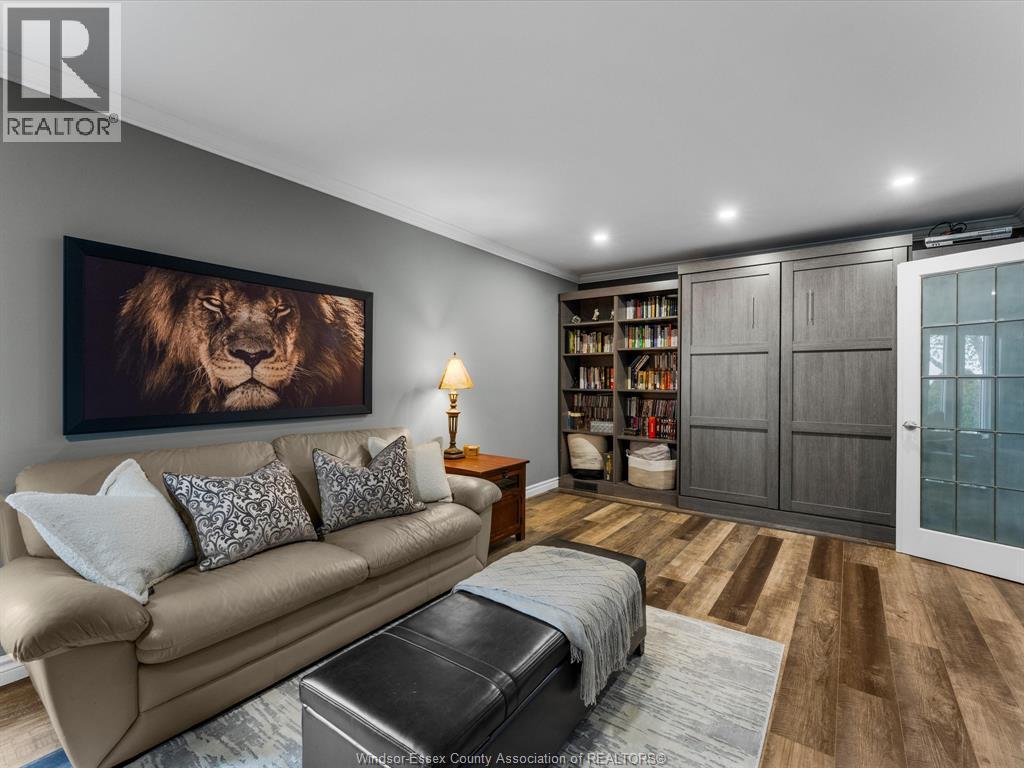 19050 Peninsula Street, Lakeshore, ON - Indoor Photo Showing Living Room