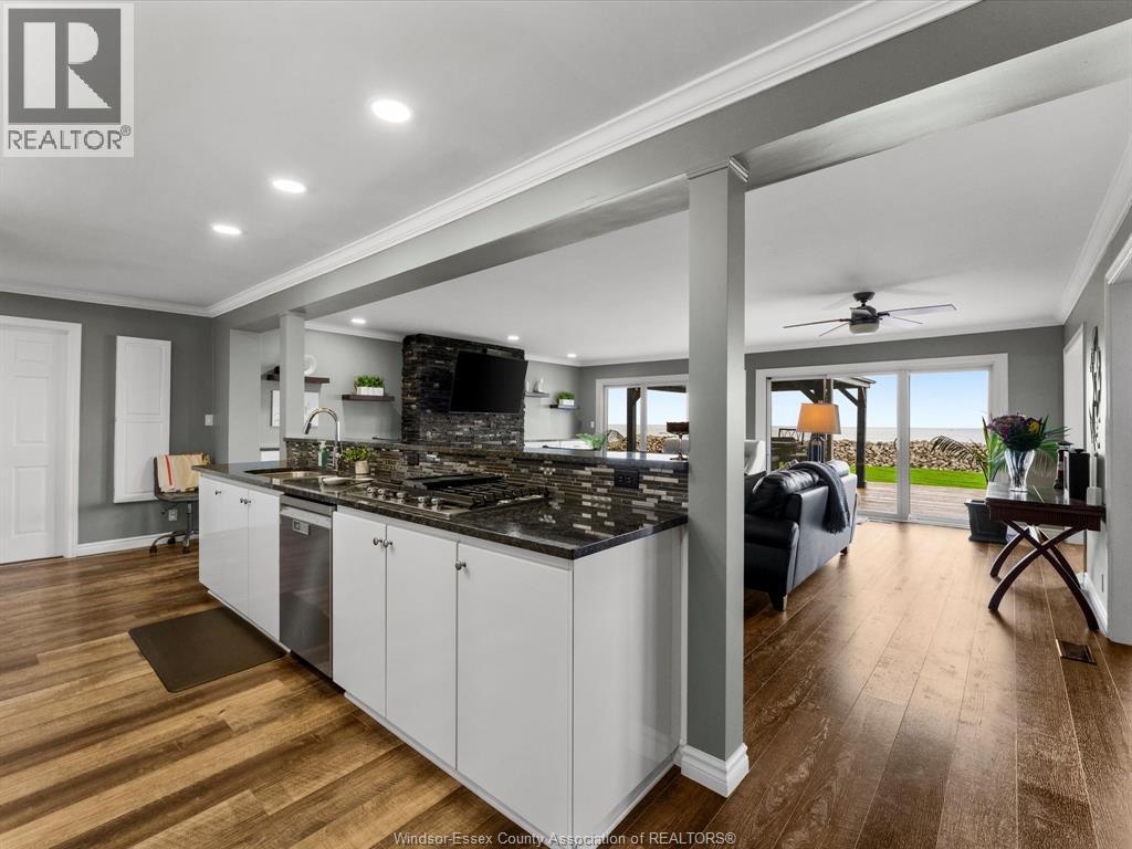 19050 Peninsula Street, Lakeshore, ON - Indoor Photo Showing Kitchen With Upgraded Kitchen
