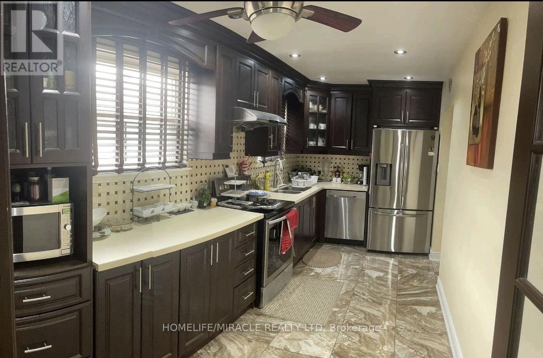 3528 Laddie Crescent, Mississauga, ON - Indoor Photo Showing Kitchen With Double Sink With Upgraded Kitchen