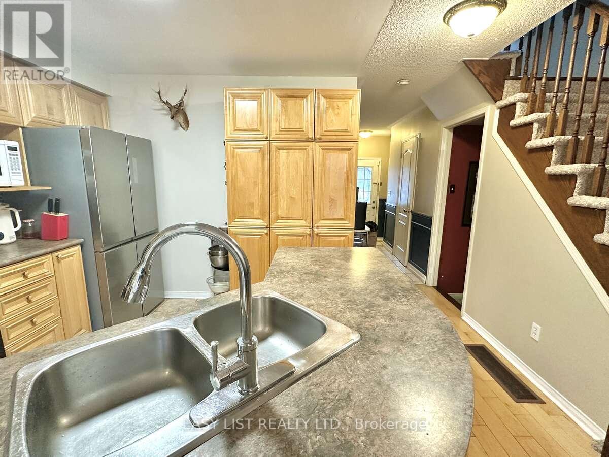 1104 Carding Mill Place, Mississauga, ON - Indoor Photo Showing Kitchen With Double Sink