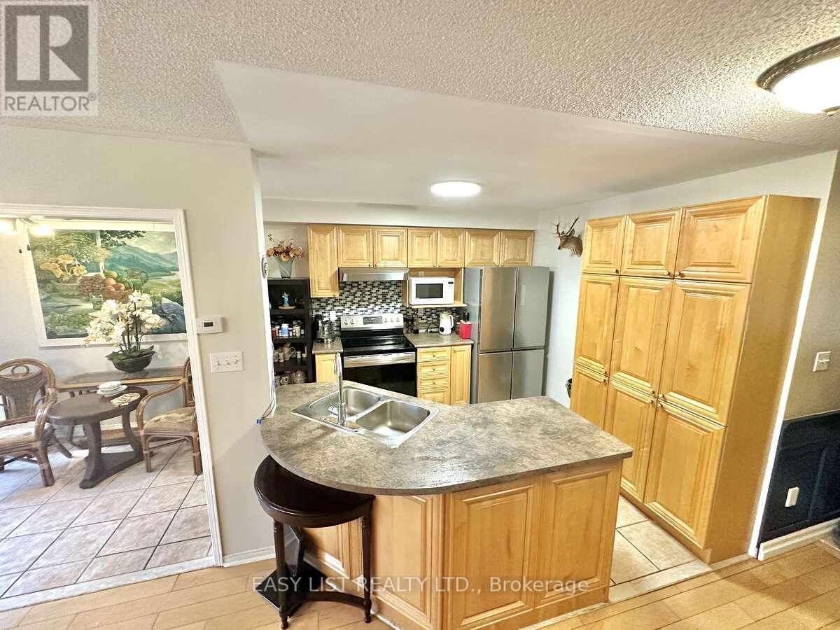 1104 Carding Mill Place, Mississauga, ON - Indoor Photo Showing Kitchen With Double Sink