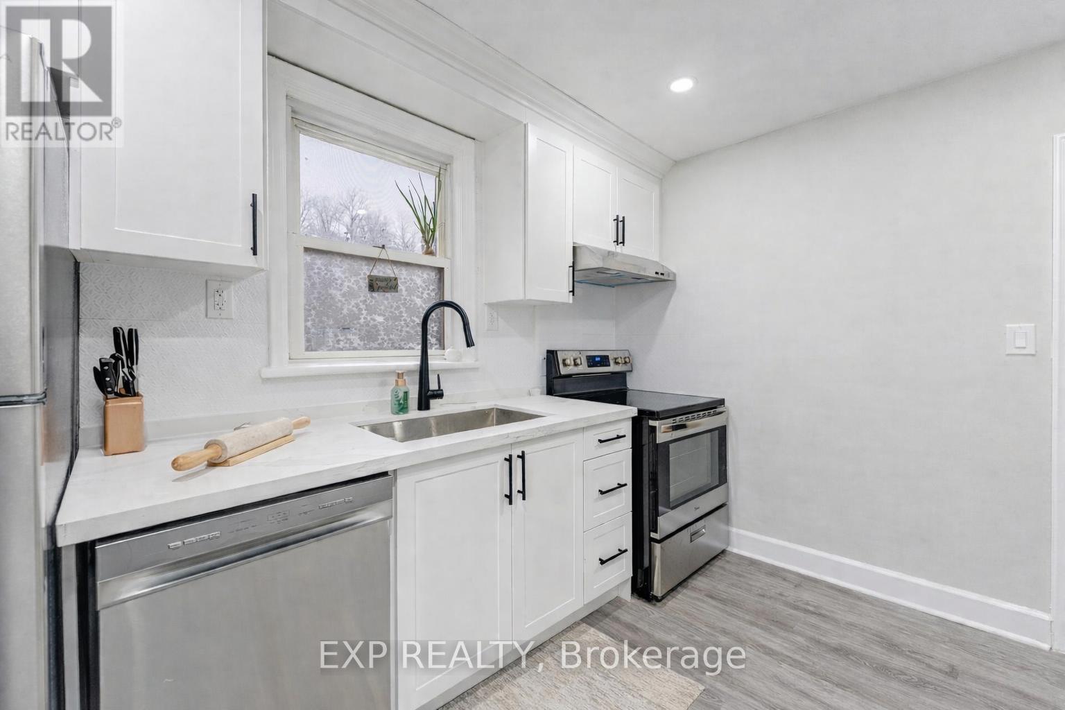 16 Ainslie Avenue, Hamilton, ON - Indoor Photo Showing Kitchen With Upgraded Kitchen