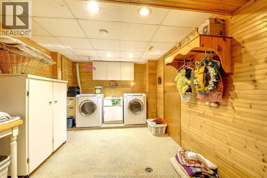 9447 Alten Drive, Windsor, ON - Indoor Photo Showing Laundry Room