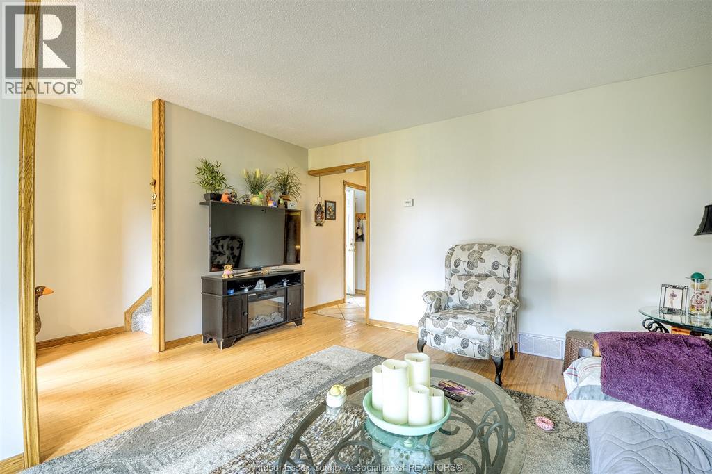 9447 Alten Drive, Windsor, ON - Indoor Photo Showing Living Room