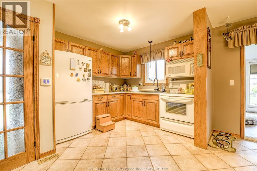 9447 Alten Drive, Windsor, ON - Indoor Photo Showing Kitchen