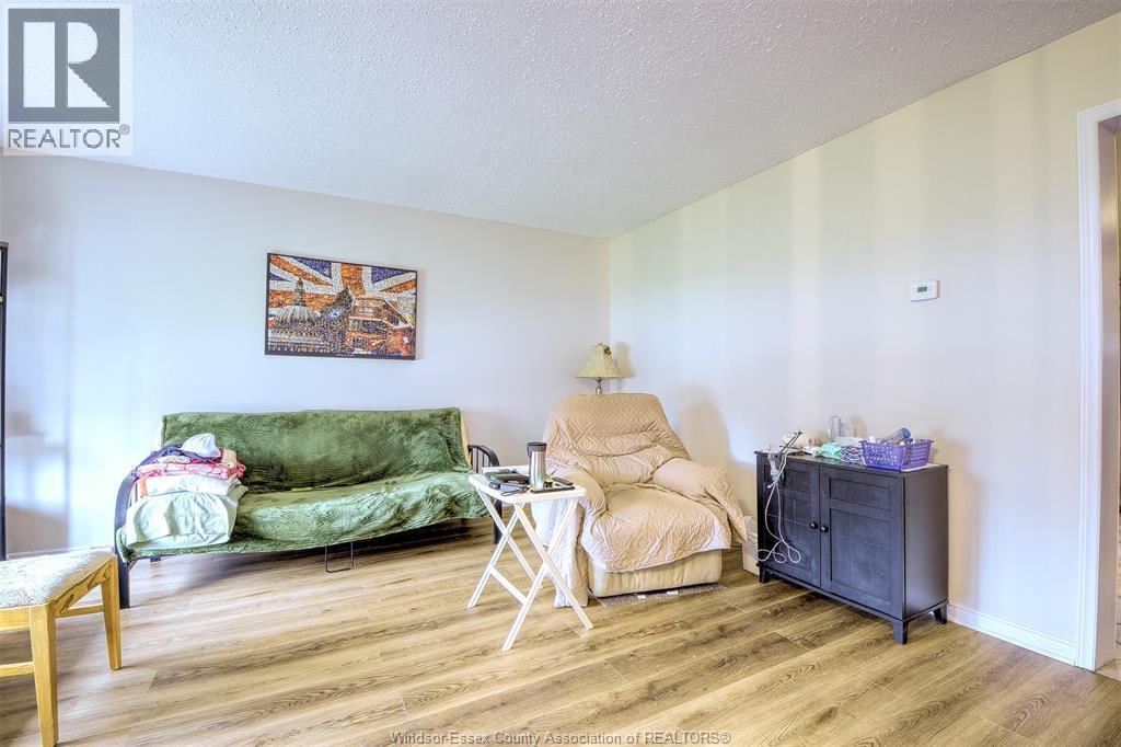 9445-9447 Alten Drive, Windsor, ON - Indoor Photo Showing Living Room