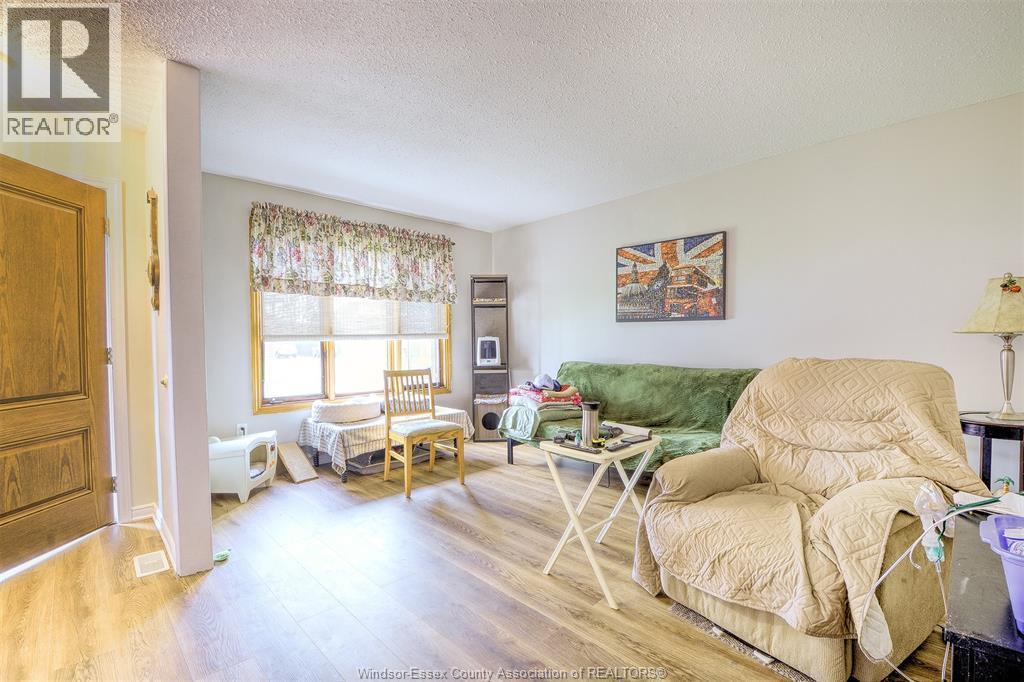9445-9447 Alten Drive, Windsor, ON - Indoor Photo Showing Living Room