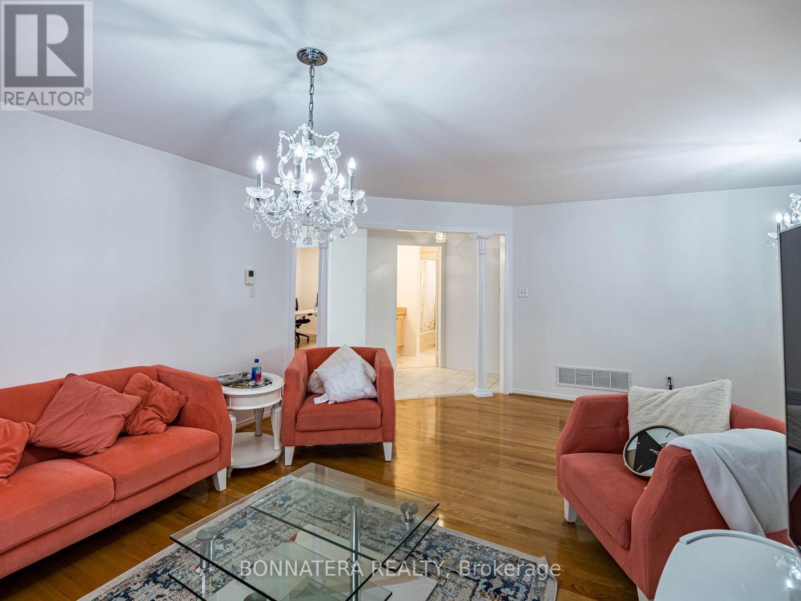 5471 Whitehorn Avenue, Mississauga, ON - Indoor Photo Showing Living Room