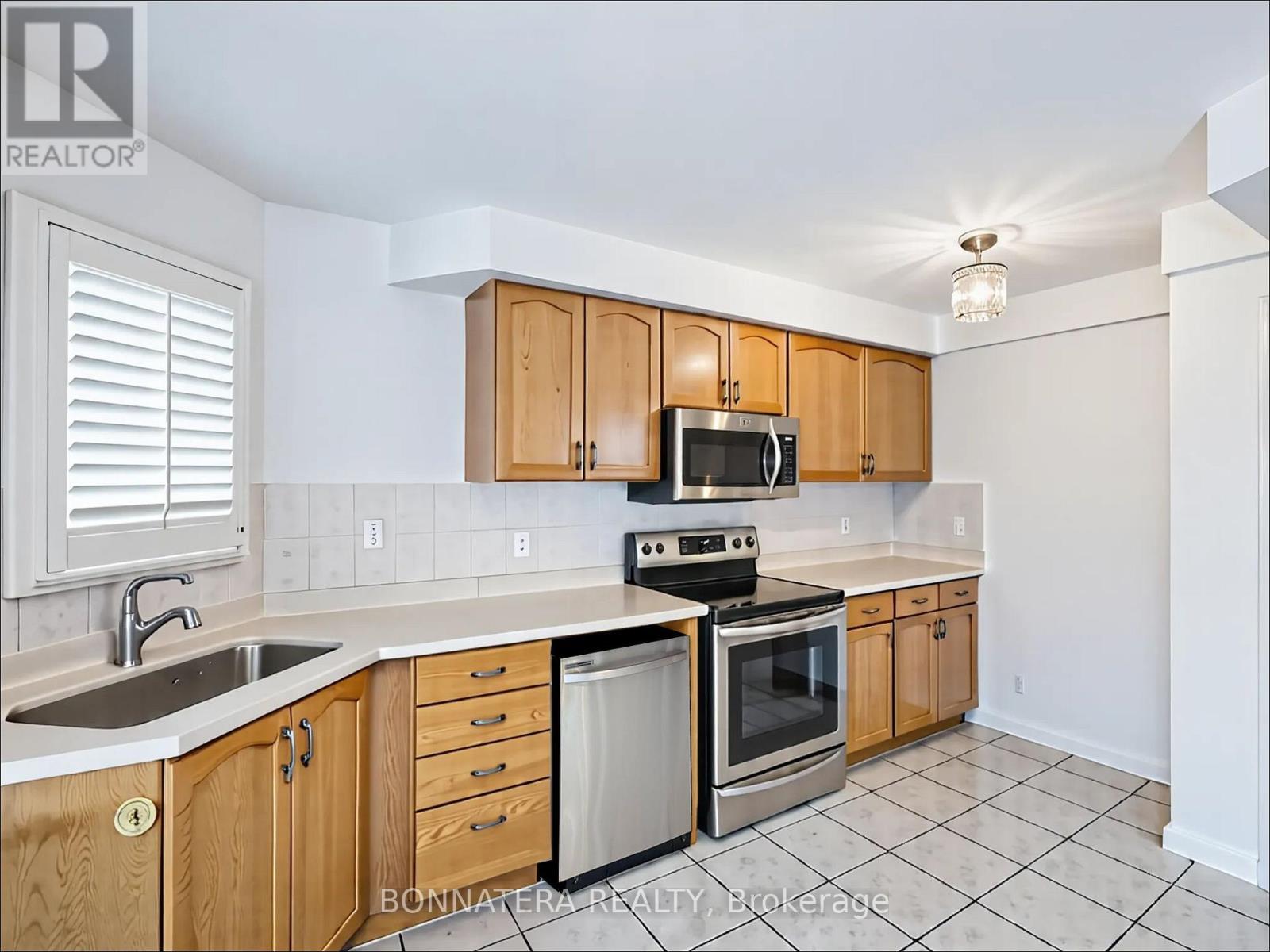 5471 Whitehorn Avenue, Mississauga, ON - Indoor Photo Showing Kitchen