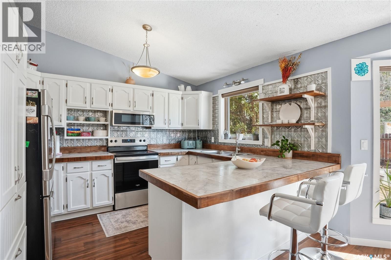 606 Hogg Crescent, Saskatoon, SK - Indoor Photo Showing Kitchen