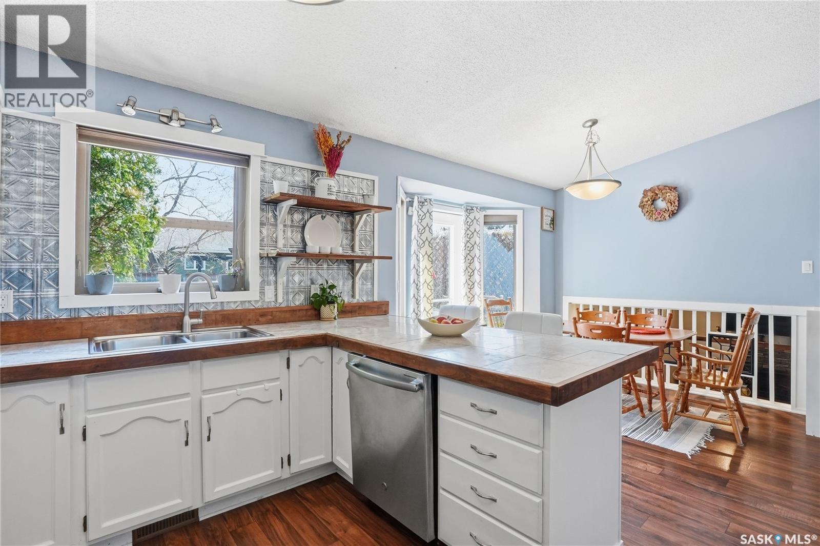 606 Hogg Crescent, Saskatoon, SK - Indoor Photo Showing Kitchen With Double Sink