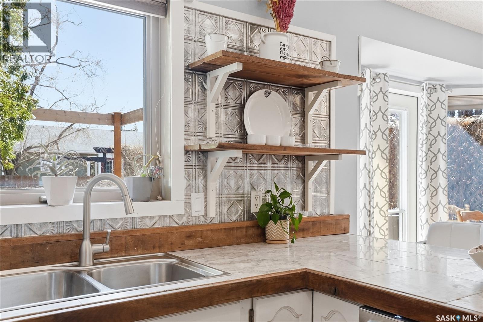 606 Hogg Crescent, Saskatoon, SK - Indoor Photo Showing Kitchen With Double Sink