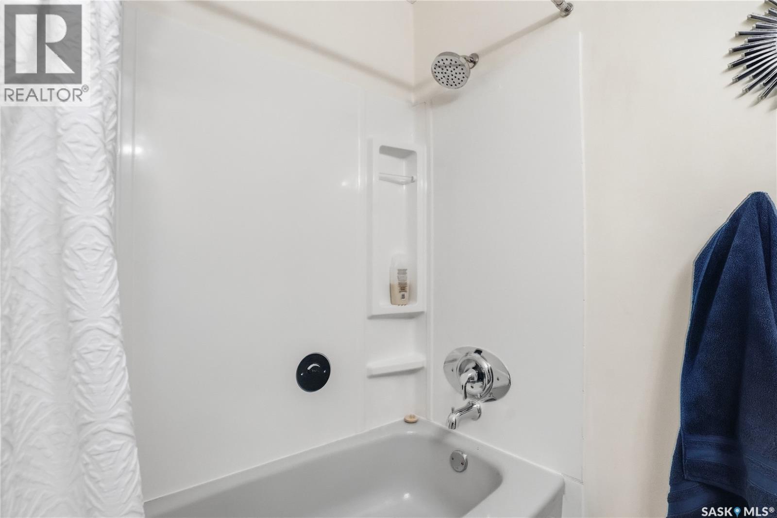 606 Hogg Crescent, Saskatoon, SK - Indoor Photo Showing Bathroom