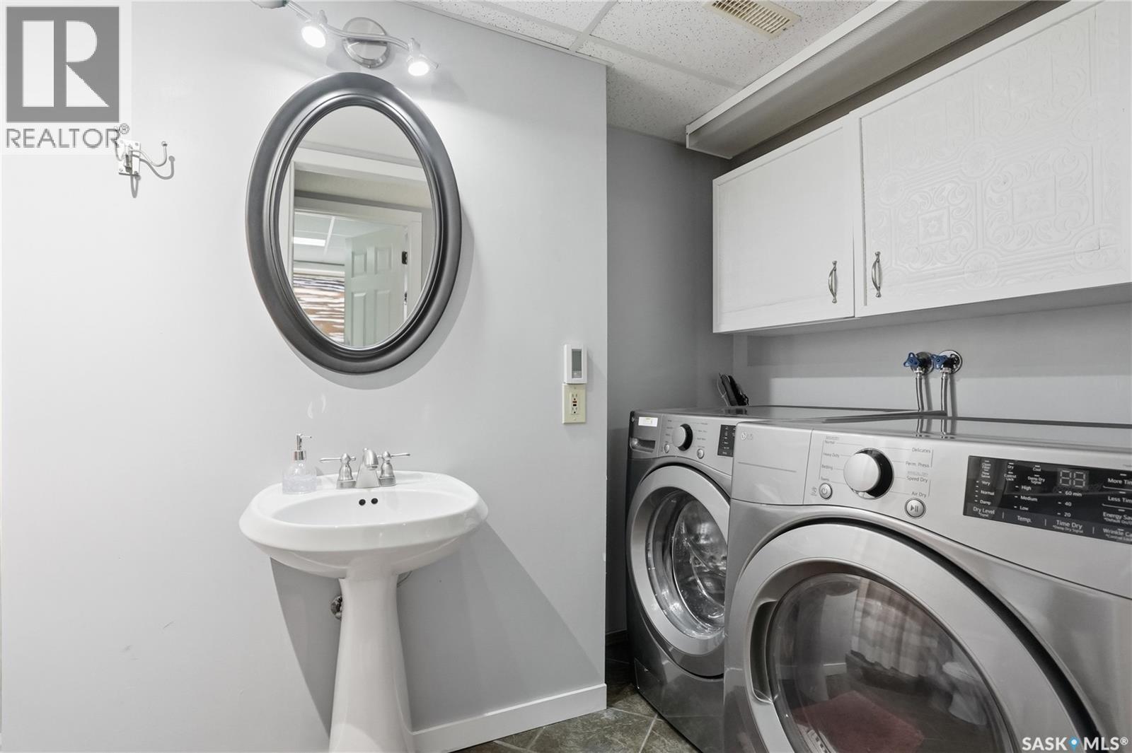 606 Hogg Crescent, Saskatoon, SK - Indoor Photo Showing Laundry Room