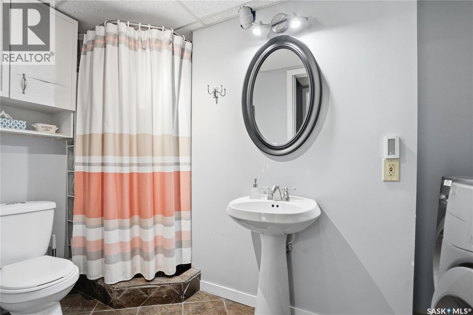 606 Hogg Crescent, Saskatoon, SK - Indoor Photo Showing Bathroom