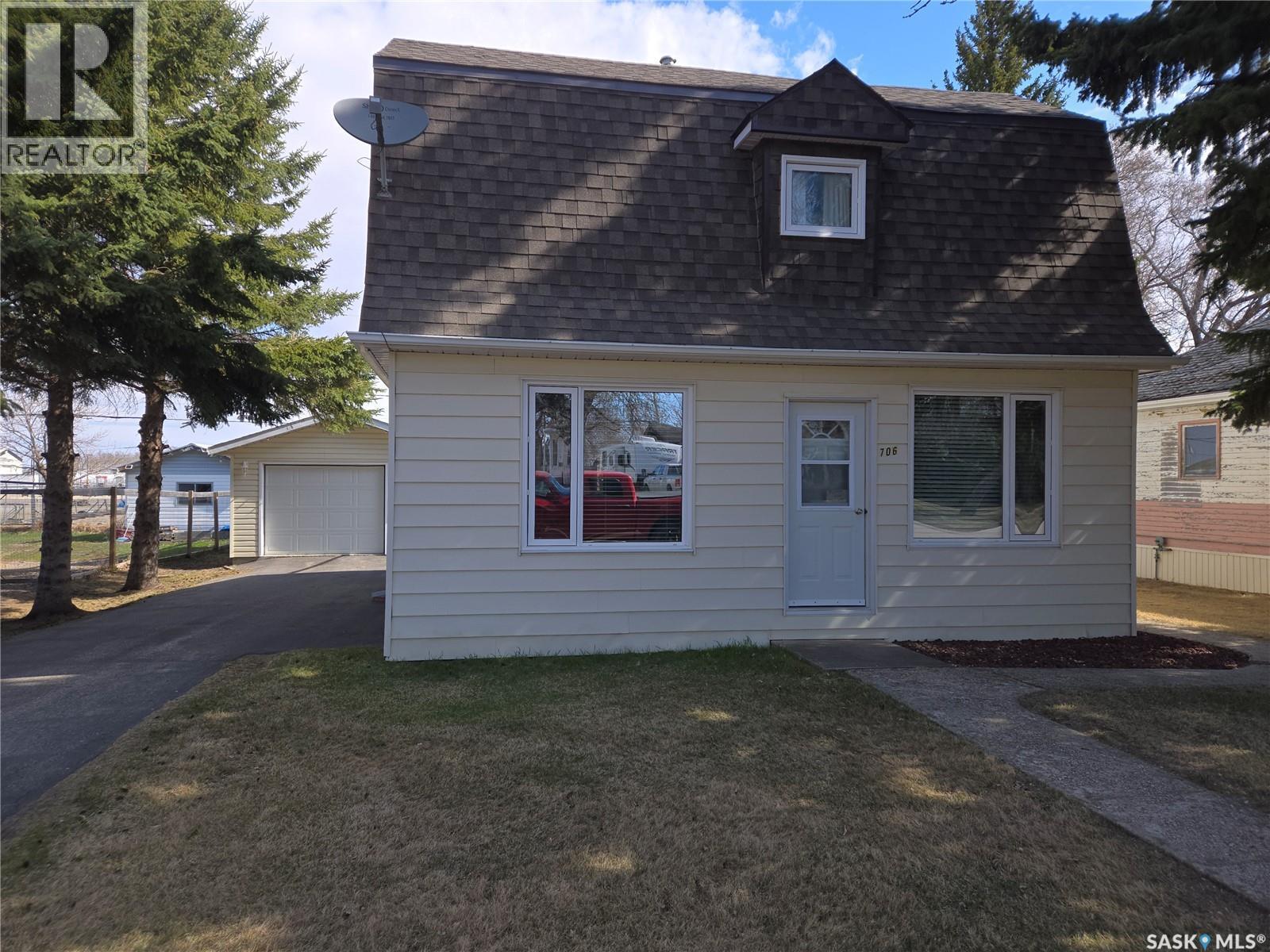 706 Main Street, Kipling, SK - Outdoor