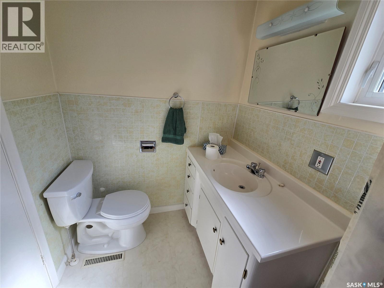 706 Main Street, Kipling, SK - Indoor Photo Showing Bathroom