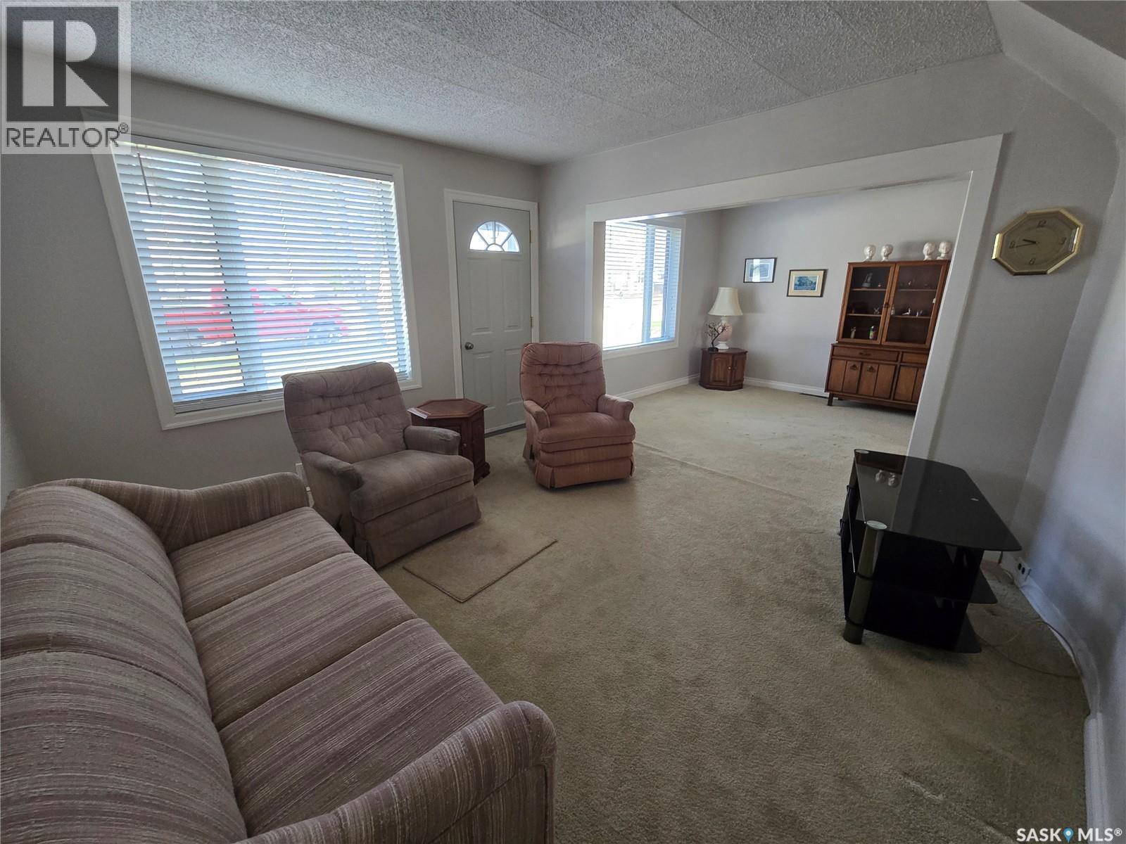 706 Main Street, Kipling, SK - Indoor Photo Showing Living Room