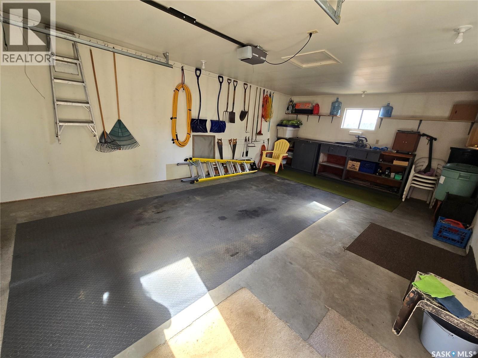 706 Main Street, Kipling, SK - Indoor Photo Showing Garage
