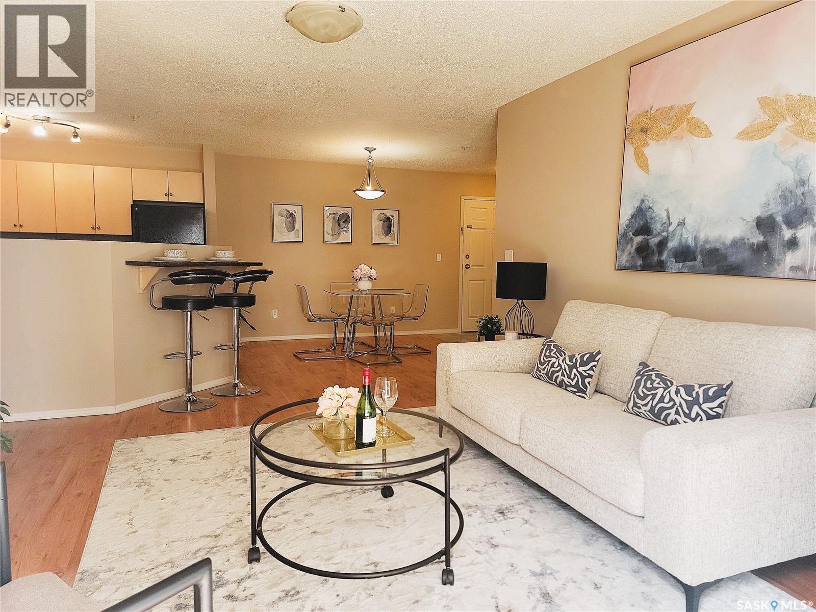 204 303 Lowe Road, Saskatoon, SK - Indoor Photo Showing Living Room