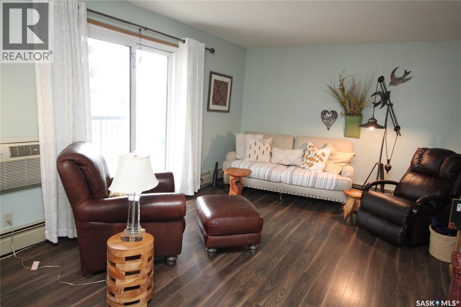 104 2013 Arlington Avenue, Saskatoon, SK - Indoor Photo Showing Living Room