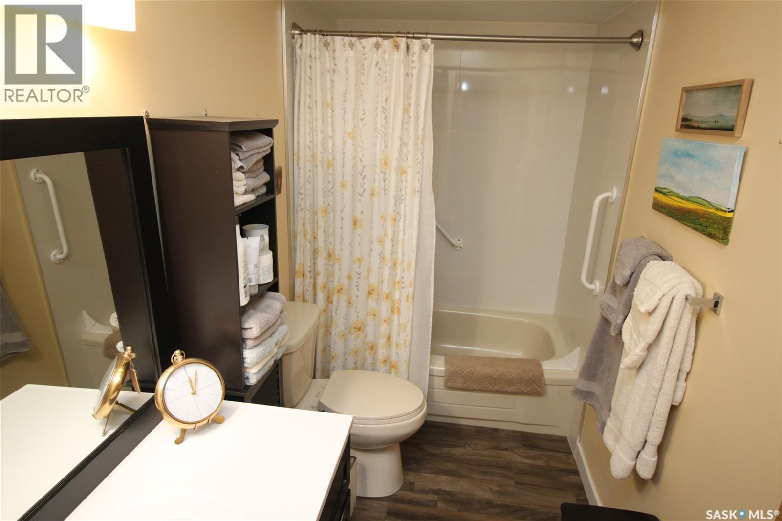 104 2013 Arlington Avenue, Saskatoon, SK - Indoor Photo Showing Bathroom