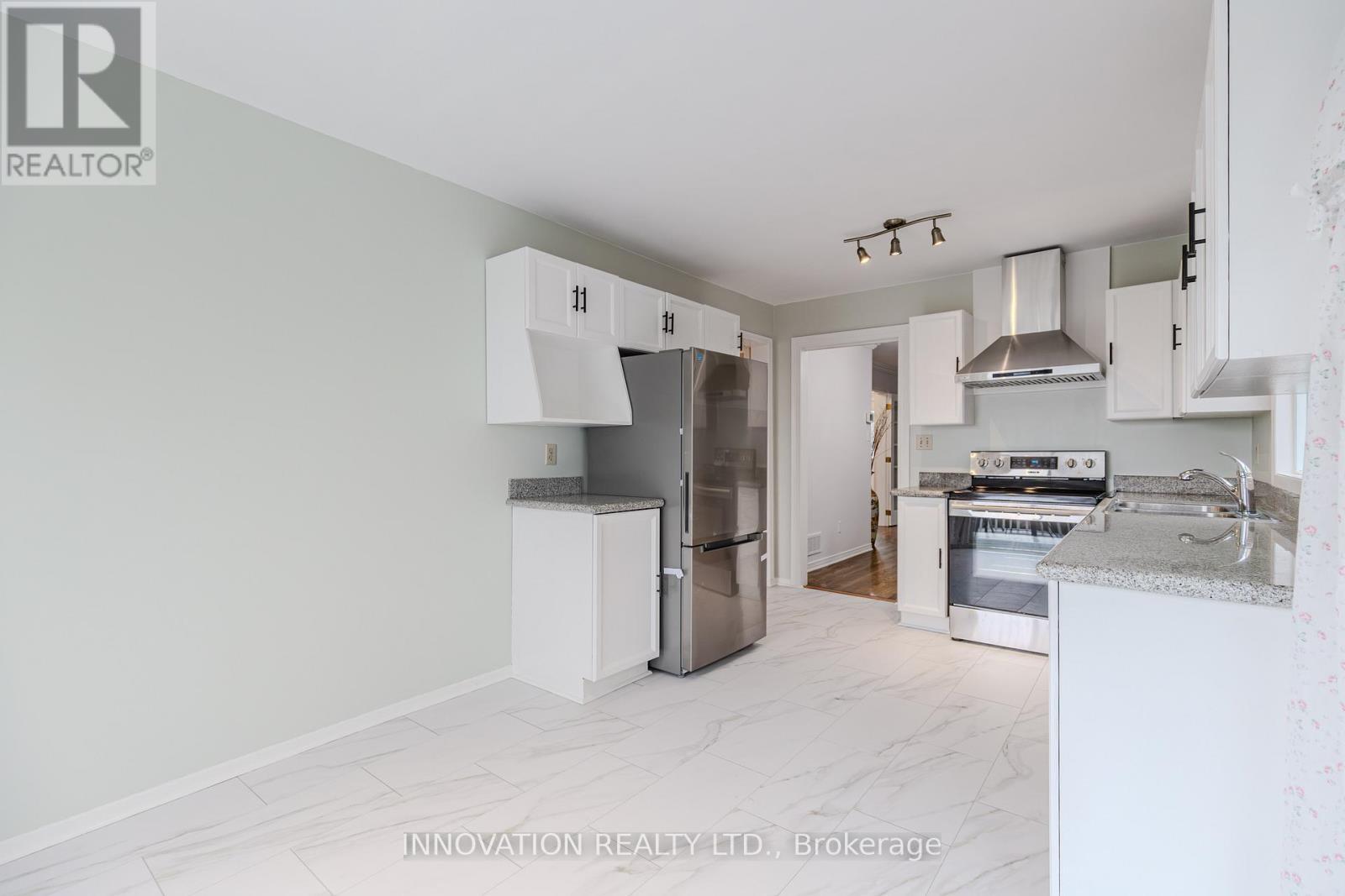 152 Mccurdy Drive E, Ottawa, ON - Indoor Photo Showing Kitchen With Double Sink