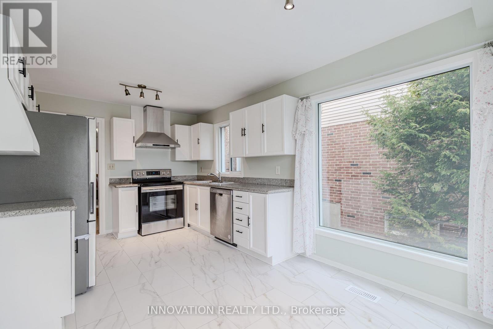 152 Mccurdy Drive E, Ottawa, ON - Indoor Photo Showing Kitchen