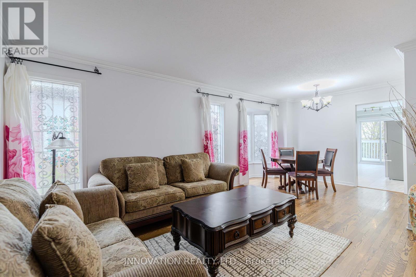 152 Mccurdy Drive E, Ottawa, ON - Indoor Photo Showing Living Room