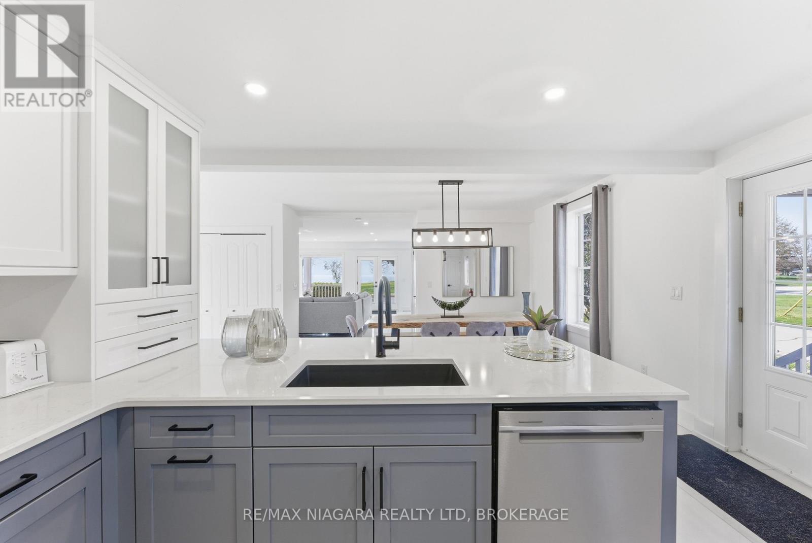 616 Lakeshore Road, Fort Erie (Lakeshore), ON - Indoor Photo Showing Kitchen
