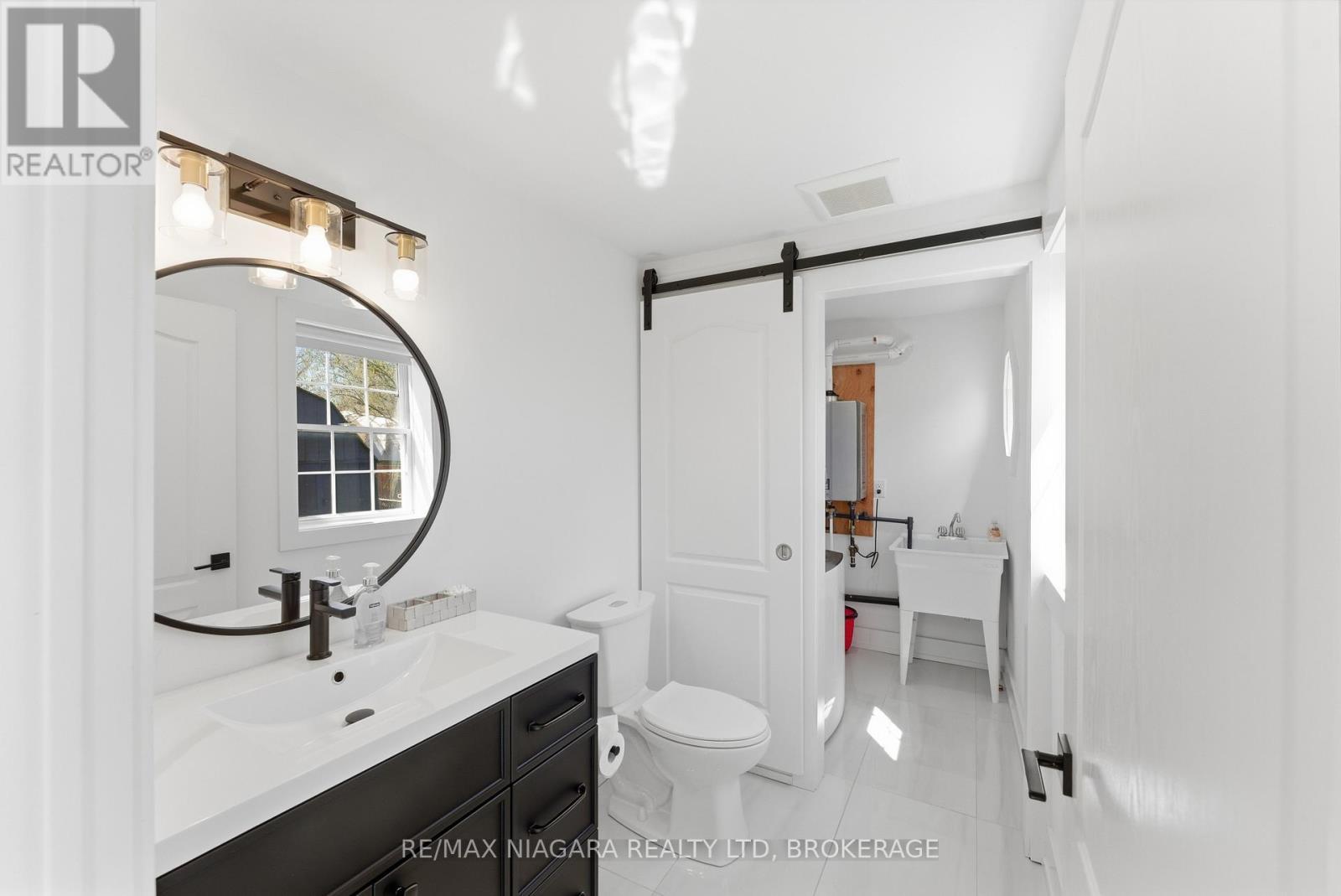 616 Lakeshore Road, Fort Erie (Lakeshore), ON - Indoor Photo Showing Bathroom