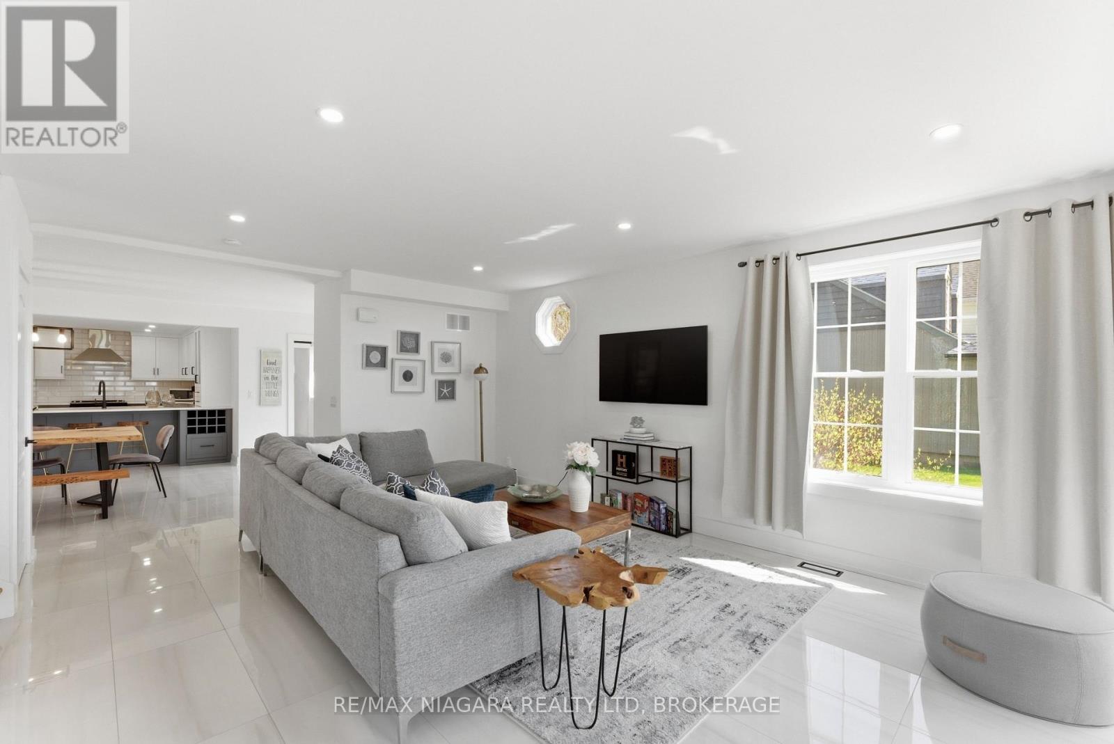616 Lakeshore Road, Fort Erie (Lakeshore), ON - Indoor Photo Showing Living Room With Fireplace
