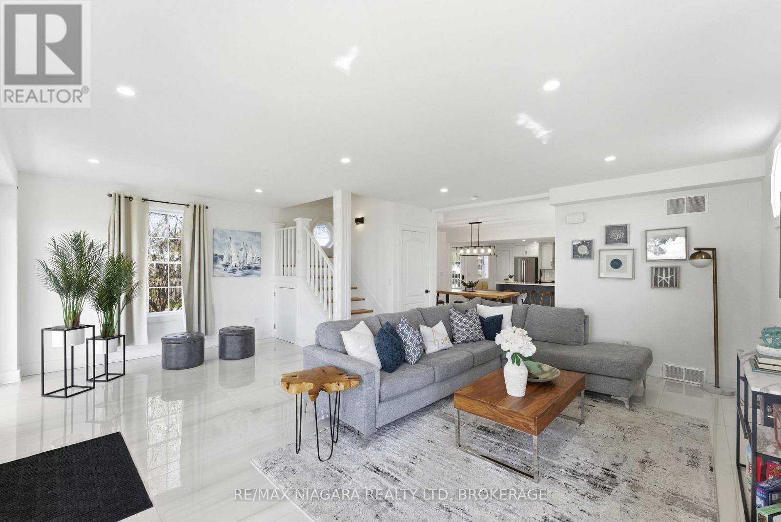 616 Lakeshore Road, Fort Erie (Lakeshore), ON - Indoor Photo Showing Living Room