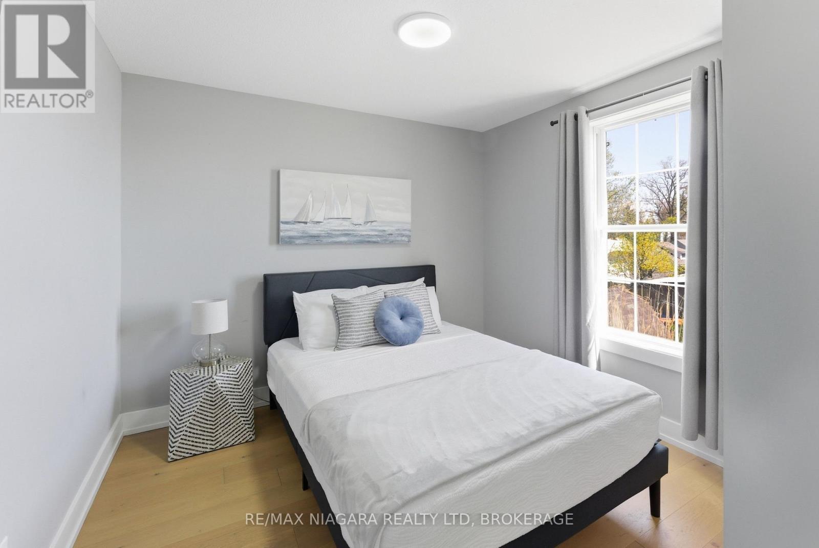 616 Lakeshore Road, Fort Erie (Lakeshore), ON - Indoor Photo Showing Bedroom