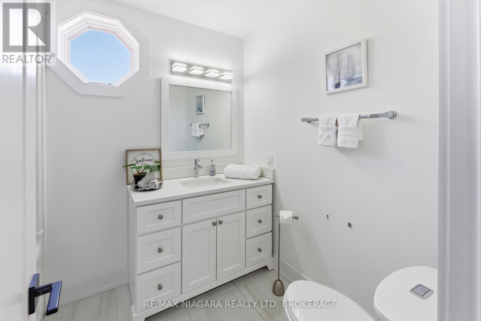 616 Lakeshore Road, Fort Erie (Lakeshore), ON - Indoor Photo Showing Bathroom