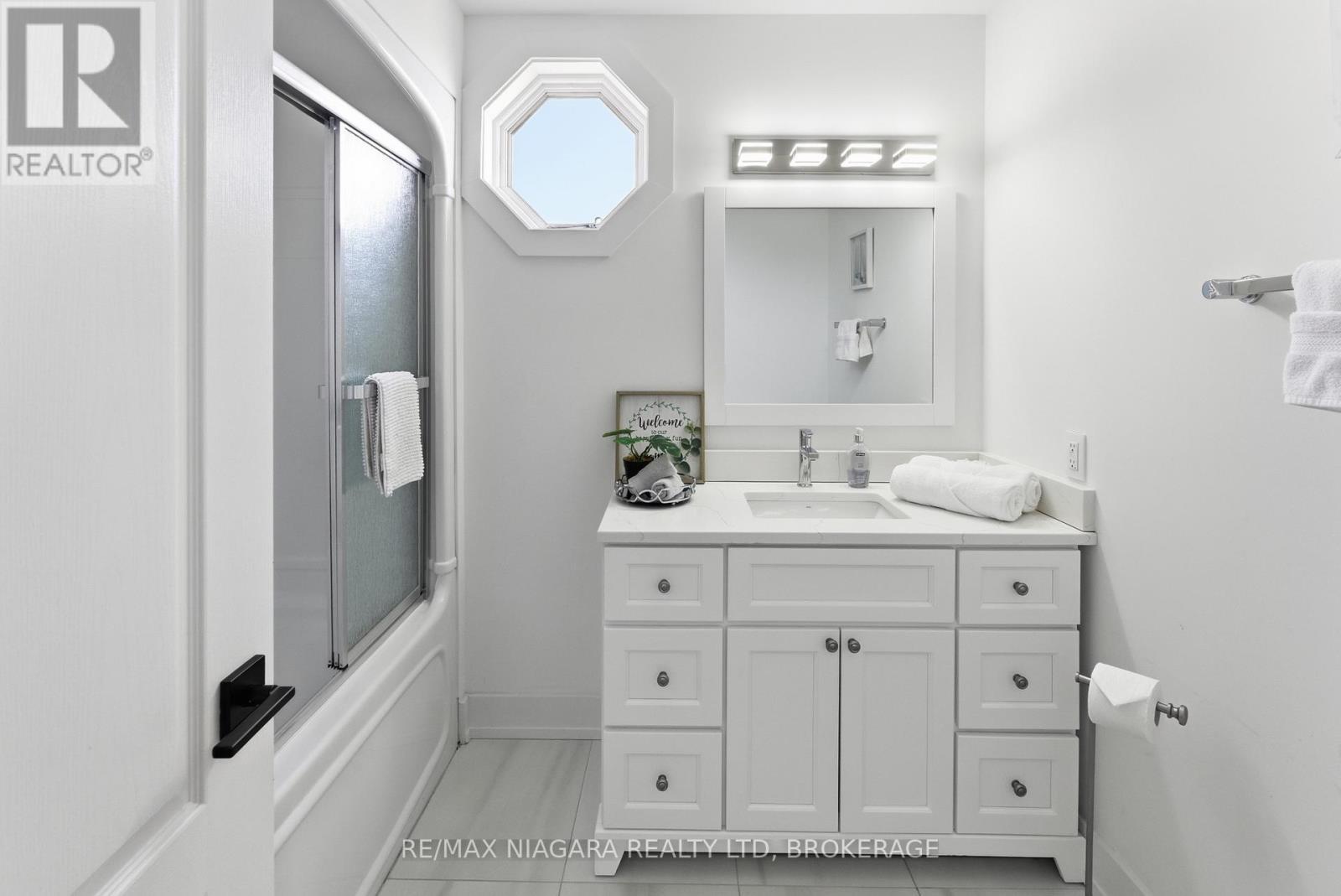 616 Lakeshore Road, Fort Erie (Lakeshore), ON - Indoor Photo Showing Bathroom